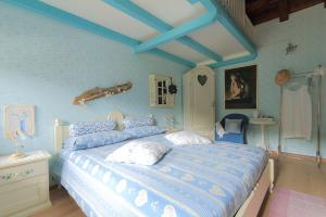 费尔特雷The Duck's Cottage的一间卧室配有一张带蓝色墙壁的大床