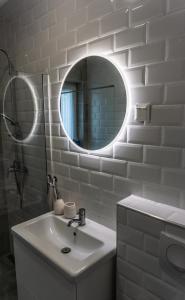 福纽德Babvirág Porta Fonyódliget的白色的浴室设有水槽和镜子