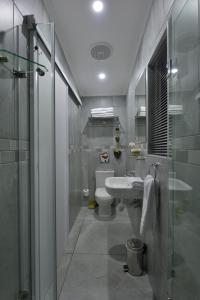 雅可布湾STRANDKIEWIET Unit 1 Unit 2的浴室配有卫生间、盥洗盆和淋浴。