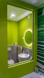 福纽德Babvirág Porta Fonyódliget的绿色浴室设有水槽和镜子