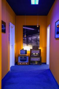 德累斯顿拉拉鲁德累斯顿旅舍的空房间,房间带两台收音机