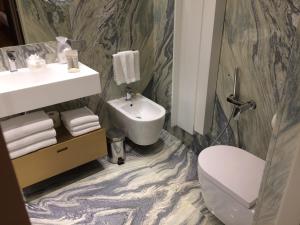 威尼斯圣克罗斯精品酒店的浴室配有白色卫生间和盥洗盆。