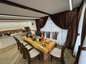 多斯帕特Villa ART的一间带木桌和椅子的用餐室