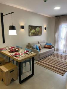 皮雷诺波利斯Resort Quinta Santa Barbara 18 a 24 Agosto的客厅配有桌子和沙发