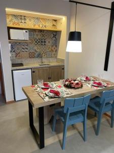 皮雷诺波利斯Resort Quinta Santa Barbara 18 a 24 Agosto的一张带蓝色椅子的餐桌和一间厨房