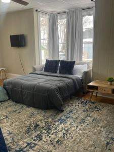 马尼斯蒂Fancy Homes Manistee B with Lake View!的一间卧室配有一张床、一张沙发和窗户。