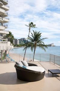 檀香山OUTRIGGER Waikiki Beach Resort的海滩上的一条棕榈树船