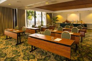 檀香山OUTRIGGER Waikiki Beach Resort的酒店设有带桌椅的会议室
