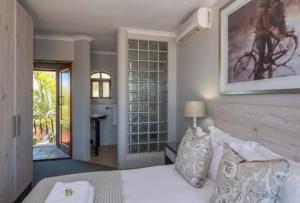 伊丽莎白港Villa Tuscana的一间卧室配有一张床,另一间卧室配有书桌