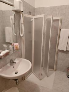 CastelgombertoAlloggio Al Ponte的带淋浴和盥洗盆的浴室