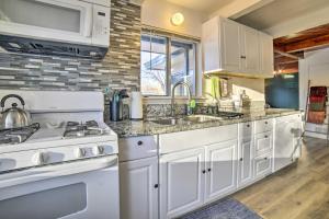 里诺Comfortable Home about 2 Mi to Reno Riverwalk的白色的厨房配有炉灶和水槽