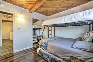 里诺Comfortable Home about 2 Mi to Reno Riverwalk的一间卧室配有两张双层床。