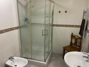 阿洛拉Casa Alora的一间带玻璃淋浴和水槽的浴室