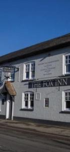 阿宾登The Fox Inn的上面有狐狸旅馆标志的建筑