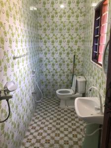 Kiembi SamakiAnayah House的浴室配有卫生间和水槽。