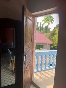 Kiembi SamakiAnayah House的开放式门,享有阳台的景色