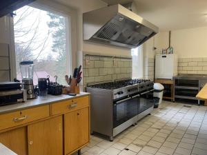 Wutha-FarnrodaFerienheim Mosbach的厨房配有炉灶烤箱