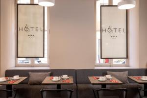 尼斯尼斯66号酒店的餐厅设有2张桌子和椅子以及2个窗户