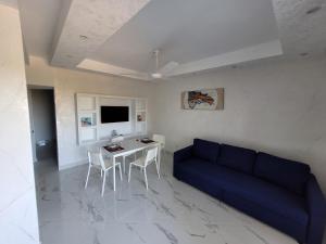 巴亚希贝CASA MARAVILLOSA的客厅配有蓝色的沙发和桌子