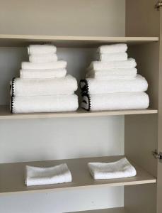 阿让特伊appartement luxueux 70m2, 2 chambres的一堆毛巾堆在架子上