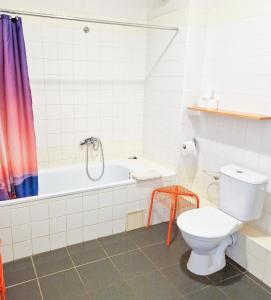 宁布尔克Hotel Zimní stadion的一间带卫生间和浴缸的浴室