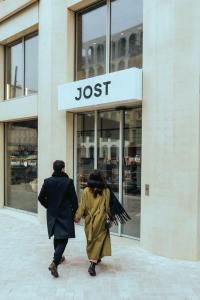 波尔多JOST Hôtel Bordeaux Centre Gare Saint Jean的两个人在一家jlost商店前走