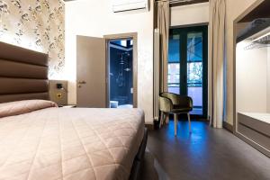 耶西德纳尼酒店的卧室配有床、椅子和窗户。
