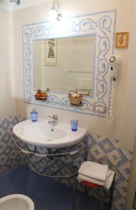 卡塔尼亚维特利亚阿尔玛鲁住宿加早餐旅馆的一间带水槽和镜子的浴室