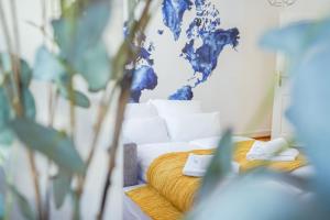 萨尔布吕肯LUXURY-Apartment - city center : 8 guests : Netflix的卧室配有一张壁挂着世界壁画的床
