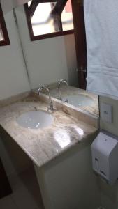 普拉杜Pousada Hannah的浴室设有2个水槽和大理石台面
