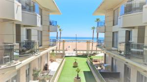 瓦伦西亚BEACH VALENCIA 21 - Luxury Apartament on Beach的享有海滩景色的公寓阳台