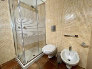 兰佩杜萨Dammusi cala croce的带淋浴、卫生间和盥洗盆的浴室