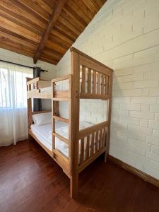 巴尼奥斯High-end Holiday Cabin - Tungurahua Hot Springs的一间卧室配有两张双层床。