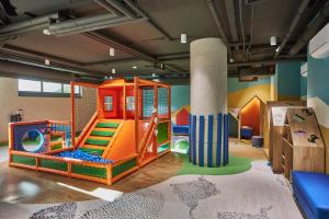 米兹多洛杰Wave - Studio Sea View A540的一个带滑梯和游乐场的儿童游戏室
