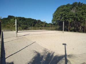 巴拉多库努Villa Angelim - Natureza e Conforto Barra do Cunhaú的网球场,上面有网