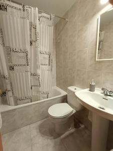 坎普罗东Muralla的浴室设有卫生间、水槽和淋浴帘