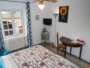 奥尔斯克维莱封地庄园旅馆的一间卧室配有一张床、一张书桌和一个窗户。