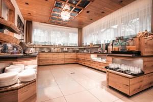 凯撒斯劳滕巴尔巴罗萨霍夫餐厅酒店的一个带木制橱柜和白色板的大厨房