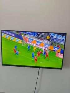 蒙巴萨Mash Studio Apartment的电视屏幕上播放足球赛事