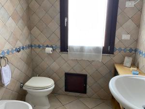 皮诺港Casita Porto Pino的一间带卫生间和水槽的浴室