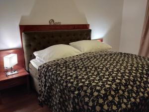 克拉姆萨赫弗伦施艾姆霍夫公寓的一间卧室配有一张带黑白色棉被的床