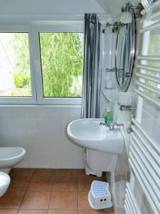 朗格奥Ferienwohnung: Utkiek的一间带水槽和卫生间的浴室以及窗户。