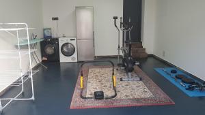 圣纳泽尔Suite Deluxe, calme proche Airbus et Chantiers de l'Atlantique的一间带洗衣机和烘干机的健身房