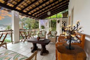 安格拉杜斯雷斯Casa Amarela的庭院内的客厅配有桌椅