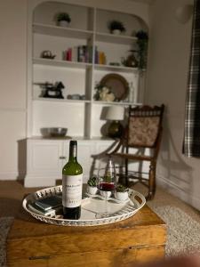 赛伦塞斯特Ashcroft Hall - Converted Chapel in Central Cirencester的桌子上放有一瓶葡萄酒和两杯酒