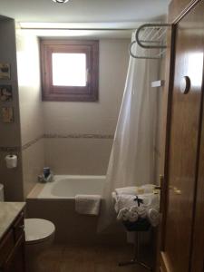 伊斯卡日拉Paso del Onso的带浴缸、卫生间和盥洗盆的浴室