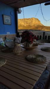 康塞普西翁新镇Casa rural La Pradera的一张木桌,享有山景