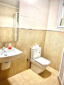 纳祖尔HOTEL BEAUTIFUL的一间带卫生间和水槽的浴室