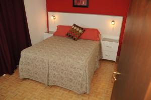 圣拉斐尔我的梦公寓式酒店的一间卧室配有一张带两个枕头的床