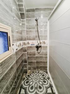 塔姆拉赫特乌兹达尔cactus surf house的一间铺有瓷砖地板的带淋浴的浴室